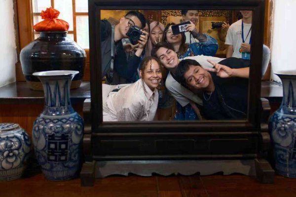 股票配资中心 我的记者故事 | 英文不好的我，采访老外时还能打成一片？